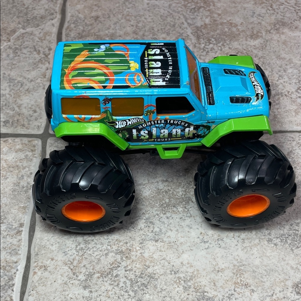 ISLAND TOURS JEEP 1:24 Giant Wheels Hot Wheels MONSTER TRUCKS 2021 DIE CAST BODY